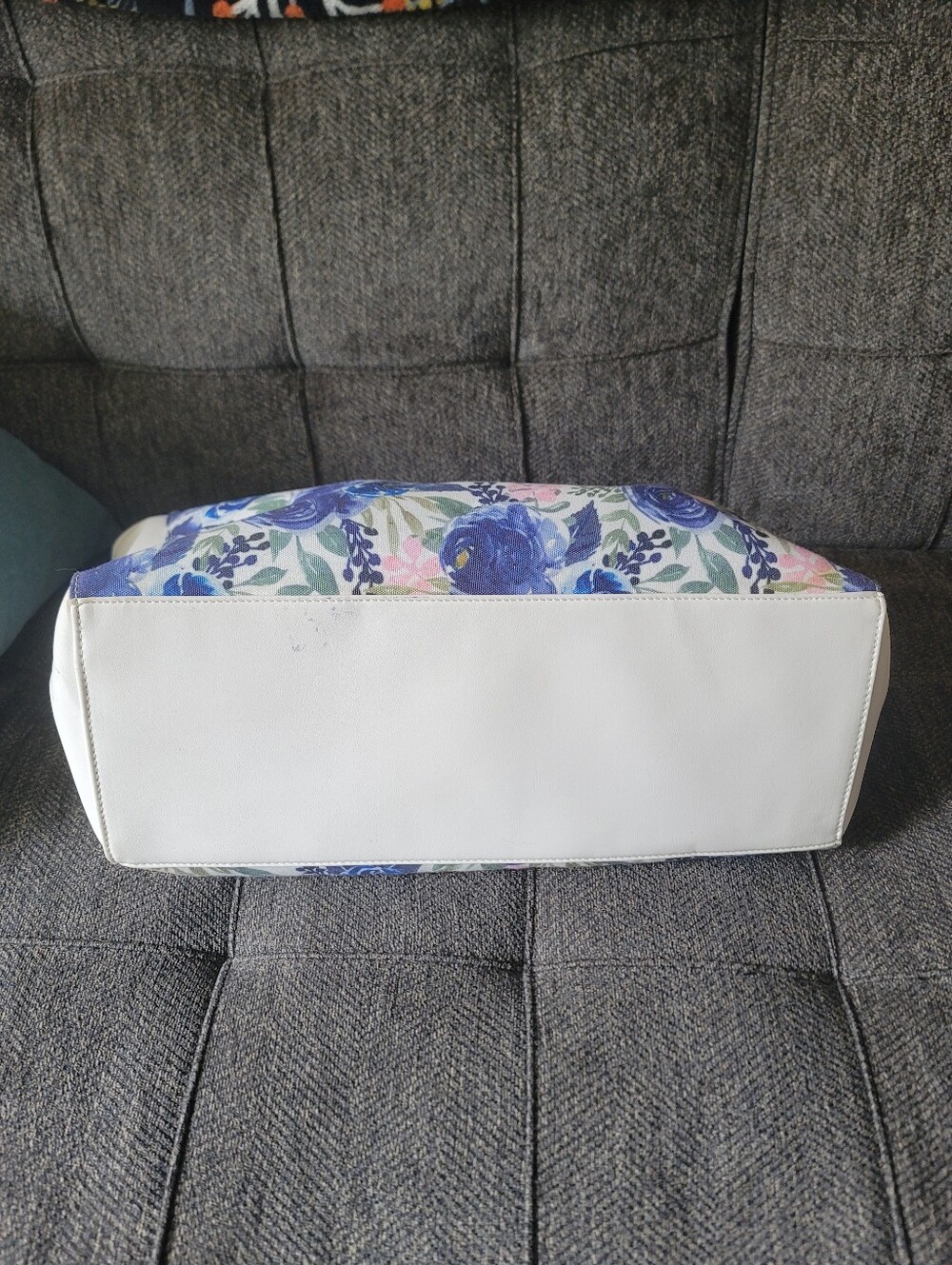 London Fog Floral Weekender Bag - Picture 11 of 14